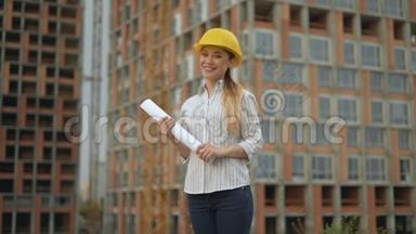 在建筑工地背景下的女工程师<strong>正在</strong>主持一个<strong>正在施工</strong>的项目计划
